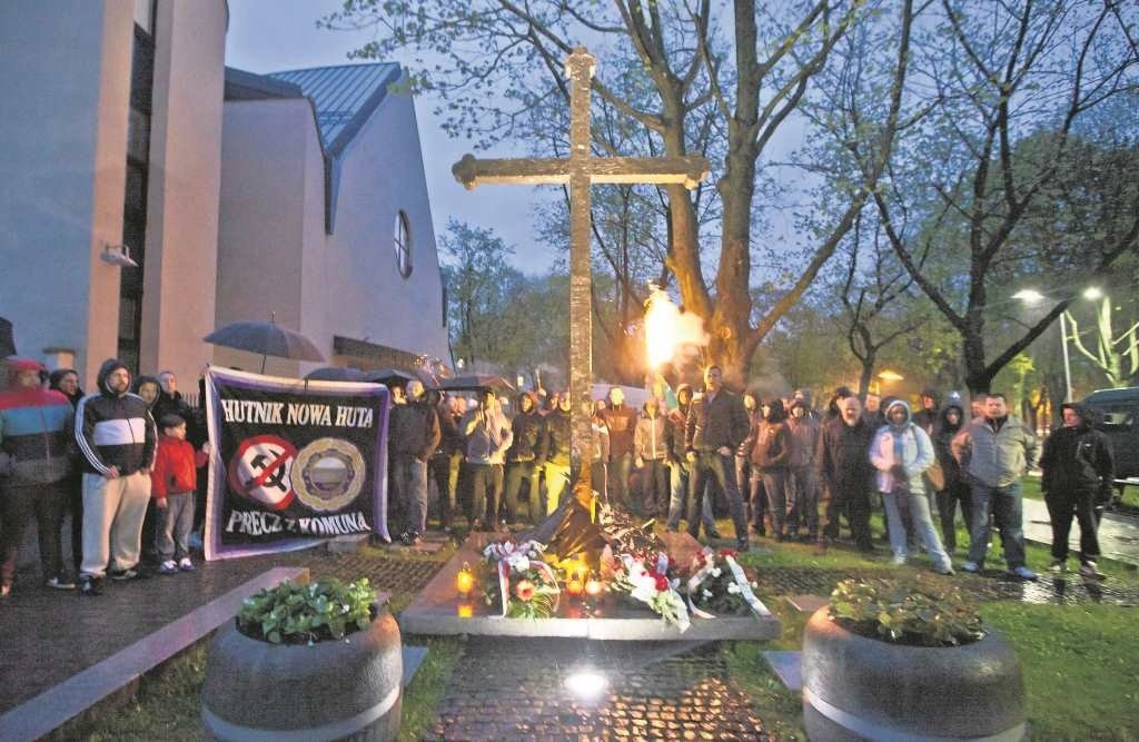 Kibice oddają hołd pod Krzyżem