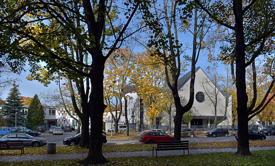 Osiedle Teatralne — krzyż, kościół i okolica
